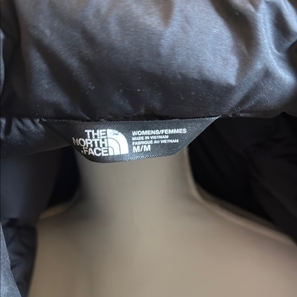 The North Face Women's Black Puffer Jacket, lightweight - Picture 3 of 7